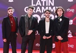 Los componentes de Arde Bogotá, en su llegada a la gala.