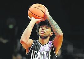 Izan Almansa seprepara para lanzar acanasta en un partidode la G-League.