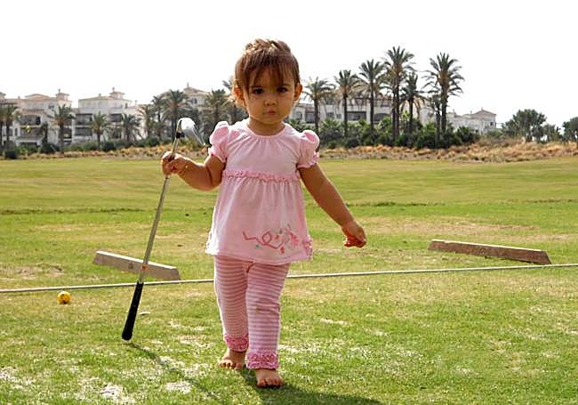 2011. Con 17 meses Luna ya intentaba dar a las bolas de golf con los palos de su padre.