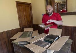 Sergio Martínez revisa los libros devueltos alCasino por una familia cartagenera.