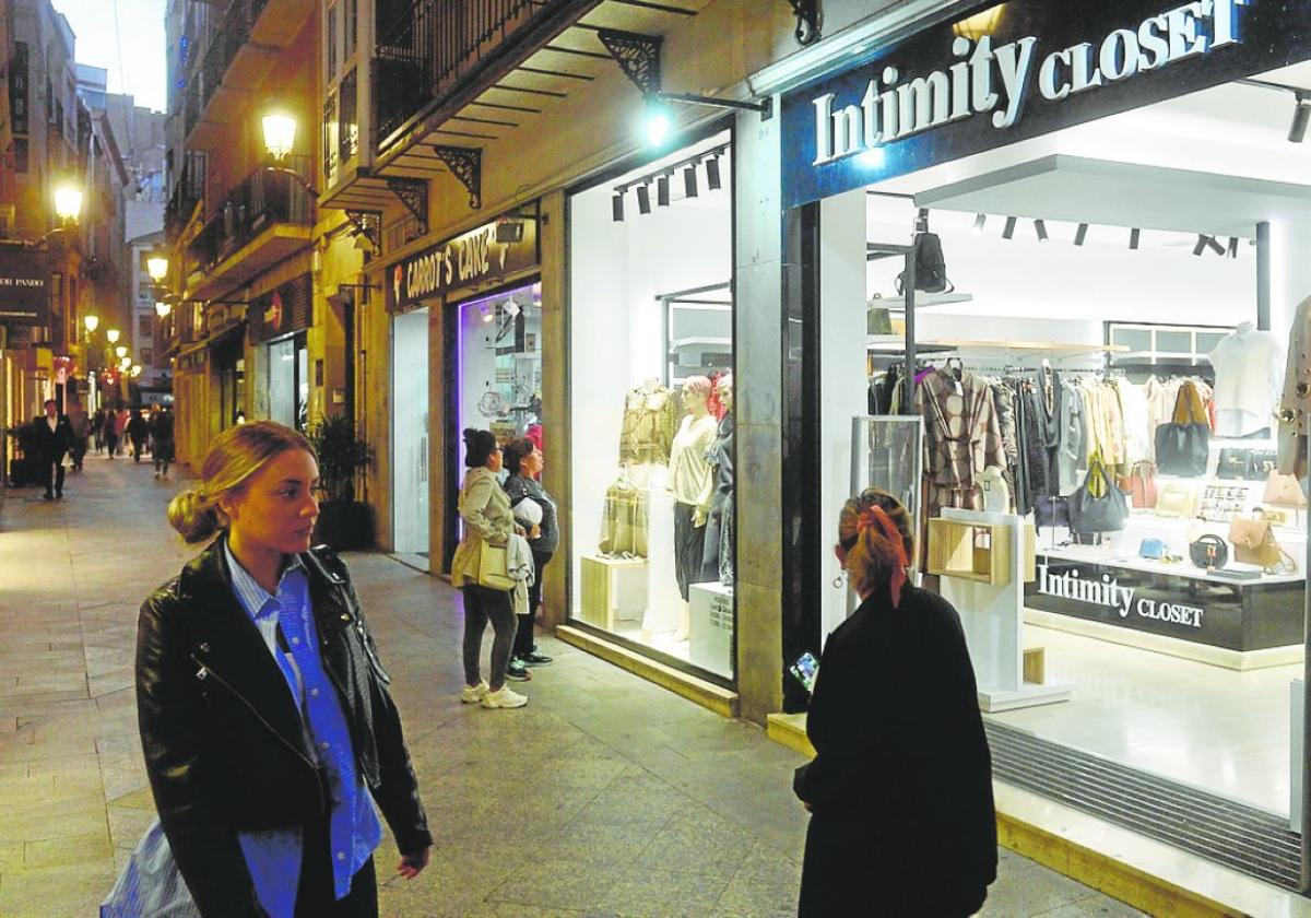 Comercios de la calle Trapería de Murcia, ayer.