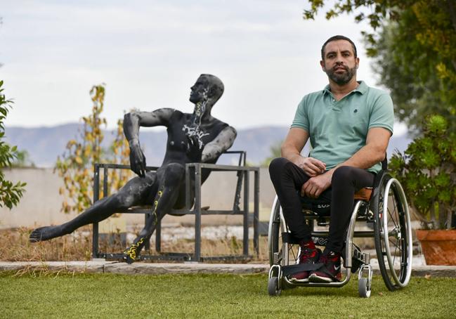 Guzmán Martín posa en su silla de ruedas para LA VERDAD.