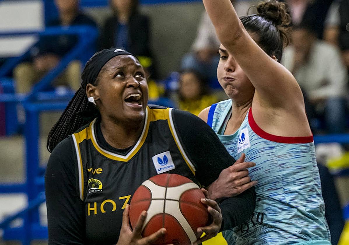 La jugadora del Hozono Global Jairis Shante Evans pugna con una rival, en el partido de anoche.