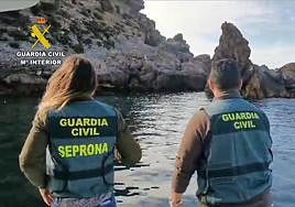 Agentes del Seprona en aguas de Cabo Tiñoso.