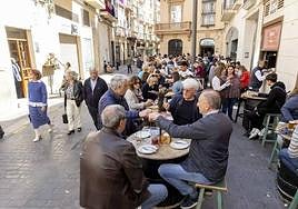 Las terrazas de dos bares ubicados en el casco antiguo de Cartagena repletas de clientes.