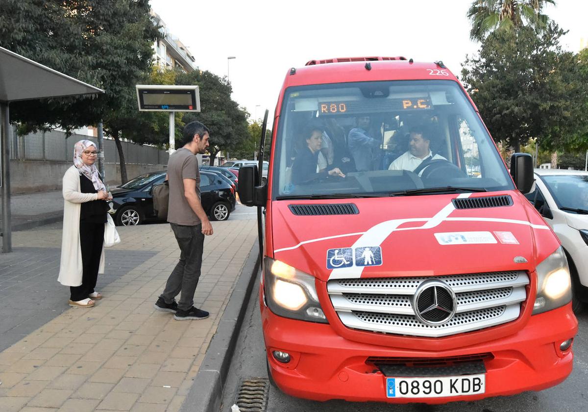 Pasajeros se suben a un autobús urbano en Murcia.