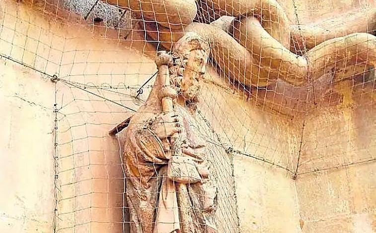 Imagen - La supuesta representación del obispo en el exterior de la capilla.