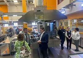 El director general de FP Luis Quiñonero (izq), visitó Campos del Río.