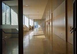 Imagen de archivo de los pasillos de la ciudad de la justicia sin actividad por la huelga de secretarios judiciales en Murcia el pasado marzo.