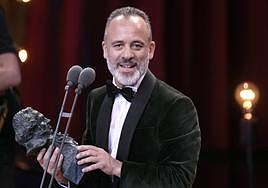 Javier Gutiérrez sujeta la estatuilla del Goya a Mejor Actor Protagonista por 'El Autor', en una imagen de archivo.