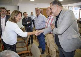 Teresa Ribera estrecha la mano de Lucas Jiménez, presidente del Scrats, en una imagen de archivo.