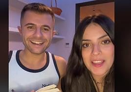 La tiktoker María Esteban pone a prueba al youtuber Iban García con algunas de las palabras más típicas de Murcia.