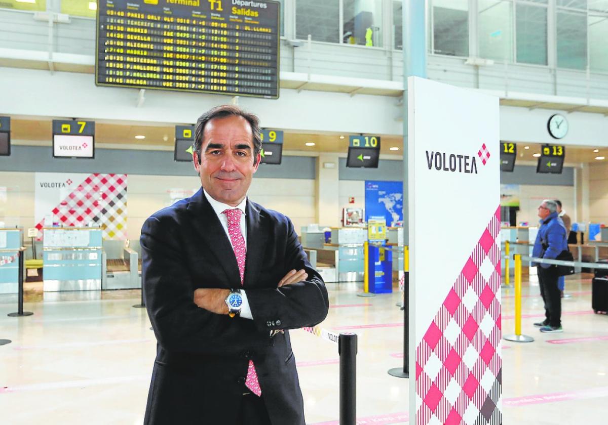 Carlos Muñoz posa en el aeropuerto de Asturias, una de la rutas de Volotea con la Región de Murcia.