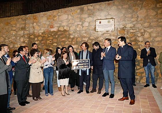 Un hijo de Fernández Romero sostiene la placa rodeado de familiares del arquitecto y autoridades.