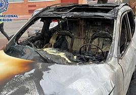 Uno de los coches calcinados.