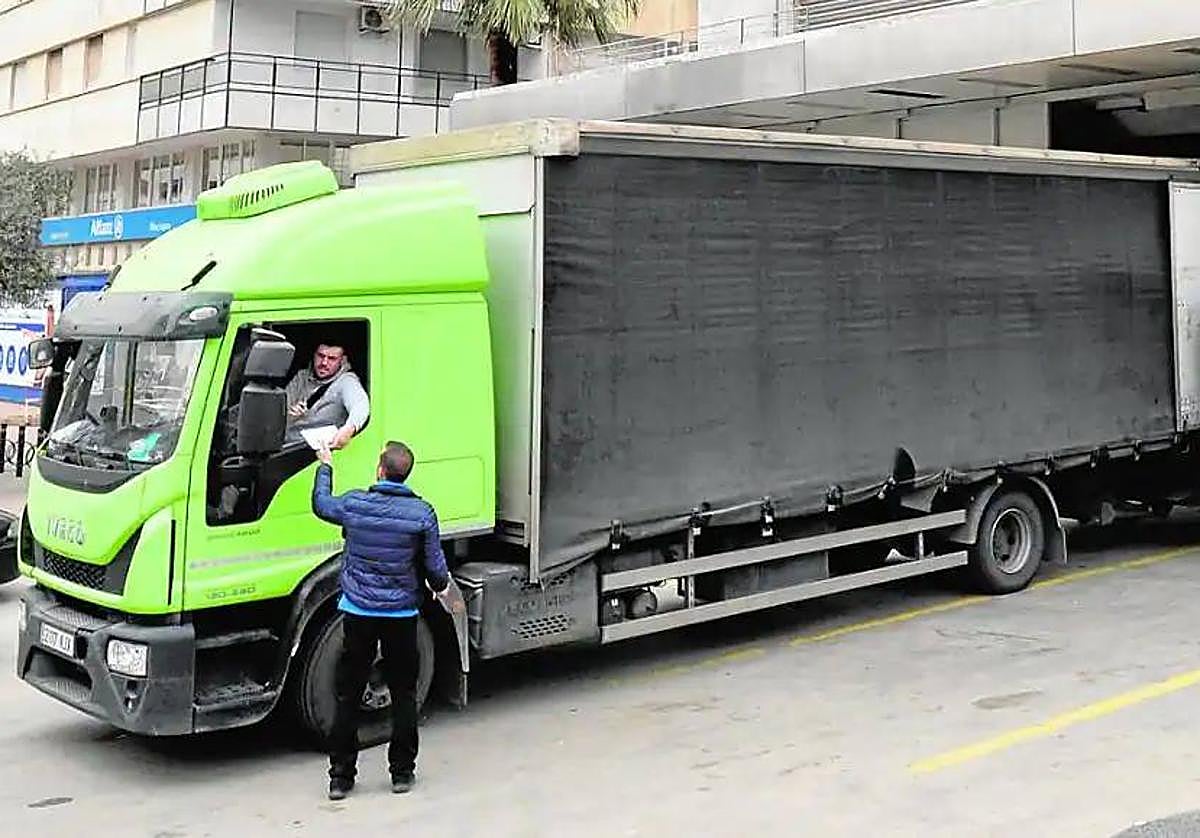 Unos camiones efectúan operaciones de carga y descarga en unos grandes almacenes de Murcia, en una imagen de archivo.