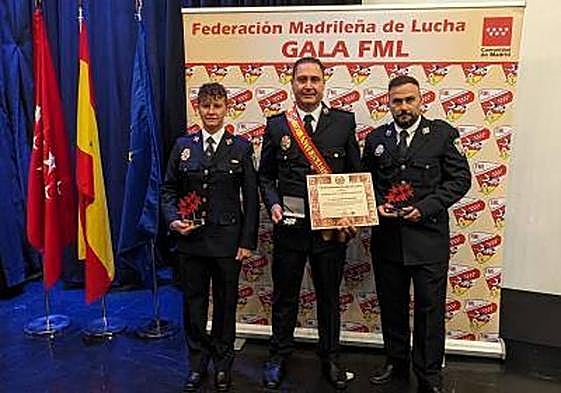 La galardonada Catalina López; el subinspector con la Gran Cruz al Mérito Deportivo, Diego Huéscar y el otro galardonado Sergio Martínez.