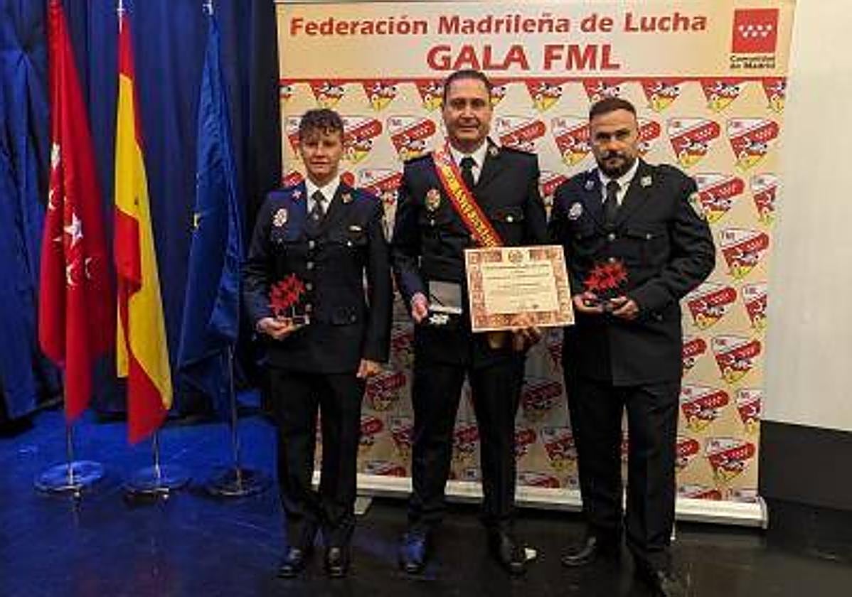 La galardonada Catalina López; el subinspector con la Gran Cruz al Mérito Deportivo, Diego Huéscar y el otro galardonado Sergio Martínez.