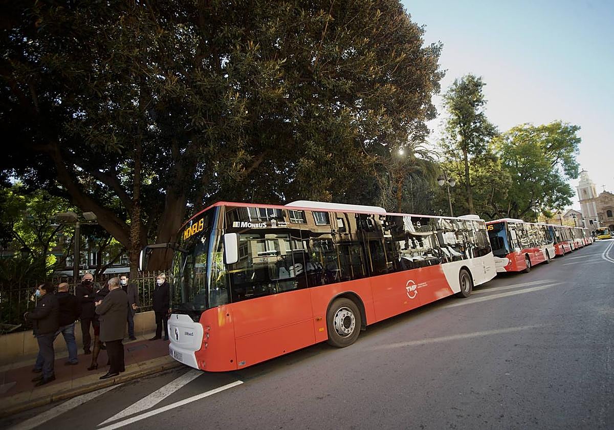 Autobuses de Monbus en una imagne de archivo.