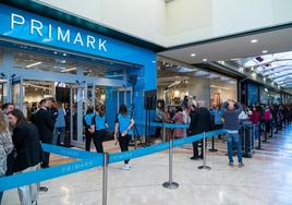 Colas para acceder a la nueva tienda de Primark en el centro comercial Parque Almenara.