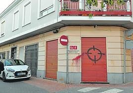 Fachada vandalizada, con una diana en la puerta, en la agrupación del PSOE en El Valle.