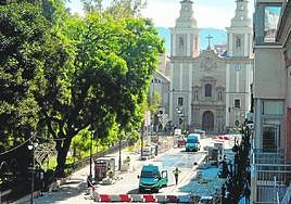 Operarios trabajan, ayer, en la alameda de Colón, en El Carmen, que tendrá paradas de autobús a ambos lados.