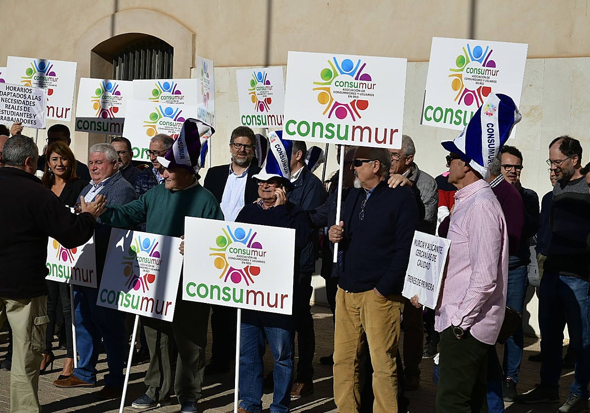 Parte de los manifestantes, frente a la Escuela de Industriales.