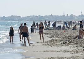 Bañistas en La Manga a finales de octubre en una imagen de archivo.