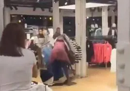 Unos clientes captan a una mujer destrozando una tienda de ropa en Burgos.