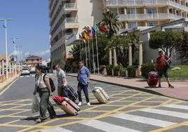 Varios turistas, con sus maletas, en La Manga, el pasado verano.