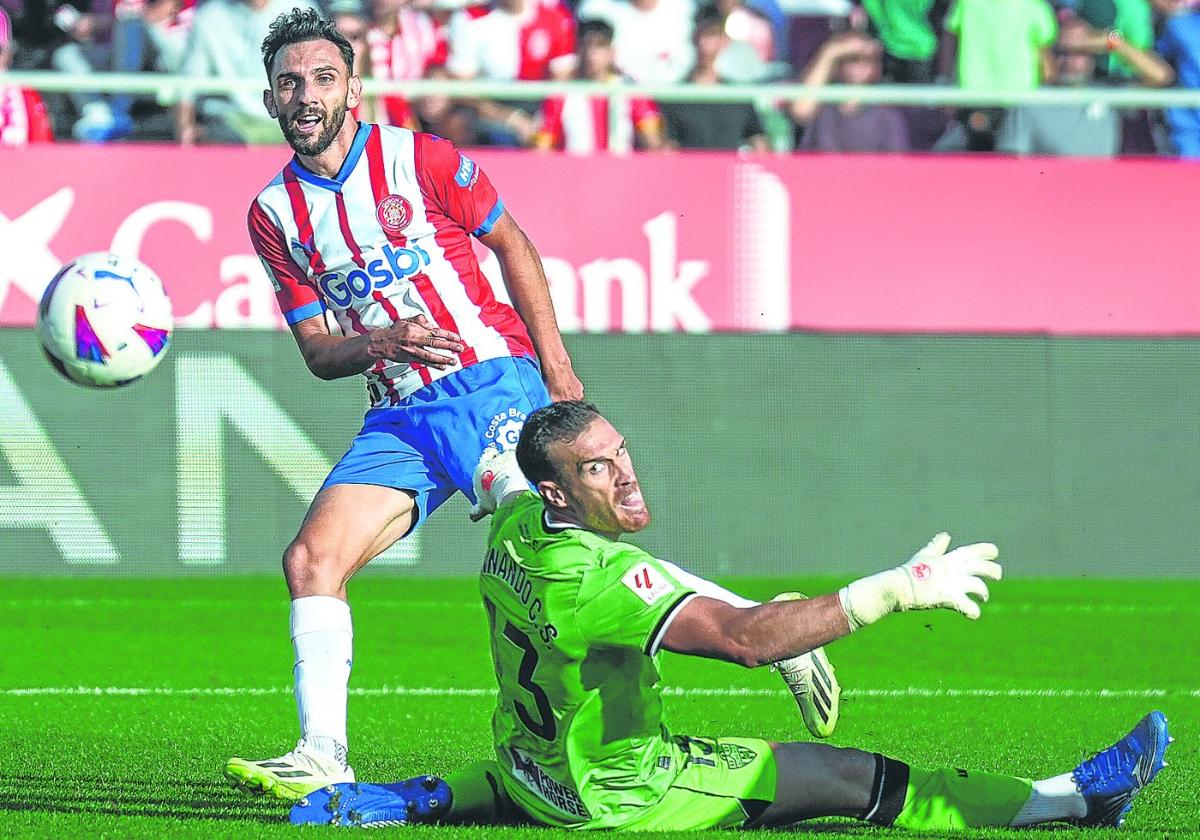 Gol e iniciosIván Martín supera a Fernando Martínez, portero murciano del Almería, para marcar en Montilivi.