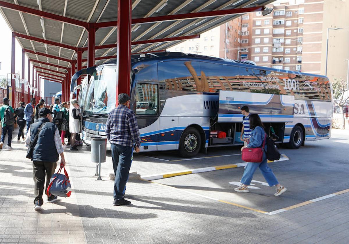 Viajeros en la estación de autobuses de Lorca, en una imagen de archivo.