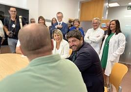 López Miras, durante su visita a la Unidad de Rehabilitación del Centro de Salud de Cartagena.