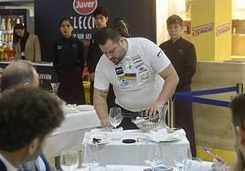 El concursante Miguel López se enfrenta a la prueba de maridaje.