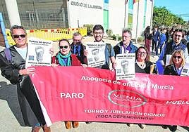 Abogados del turno de oficio, este viernes, en la Ciudad de la Justicia.