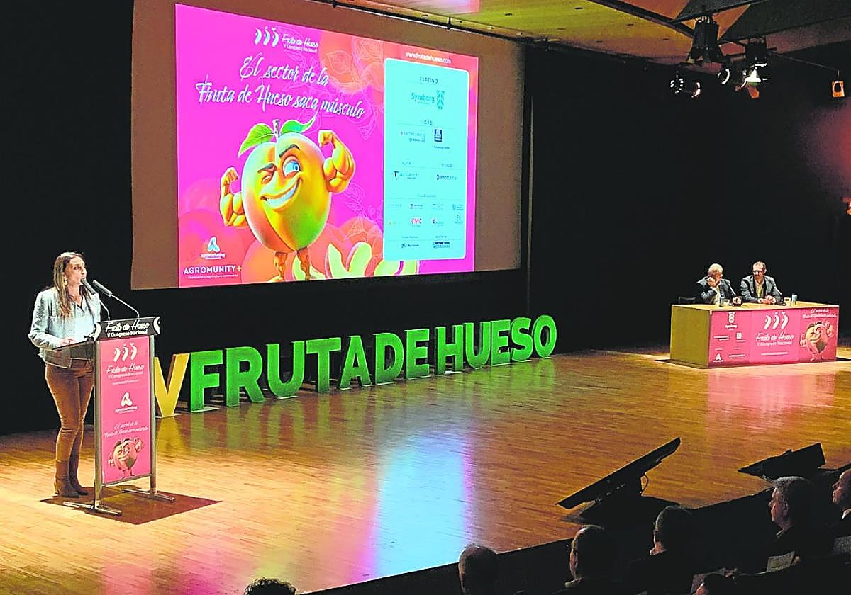 La consejera Rubira, ayer, en el V Congreso de Fruta de Hueso.