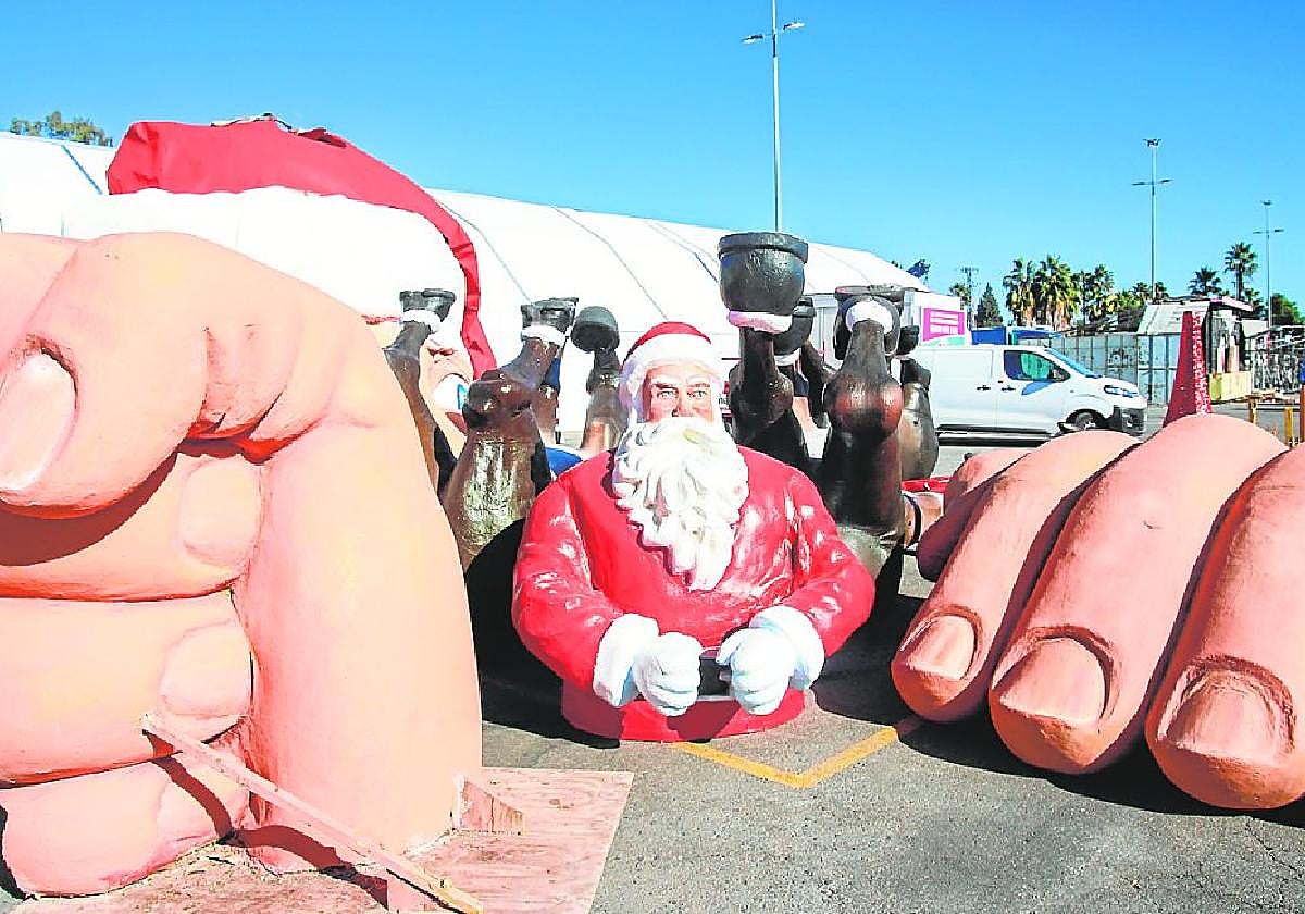Decoración navideña preparada para su montaje en el recinto de La Fica, ayer.