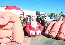 Decoración navideña preparada para su montaje en el recinto de La Fica, ayer.