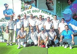 Sus maestros de golf y los compañero de profesión que participaron en la prueba posaron junto al mural donde aparece Pablo Gómez (1º d).