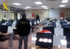 Un agente de la Guardia Civil en un examen teórico de conducir.