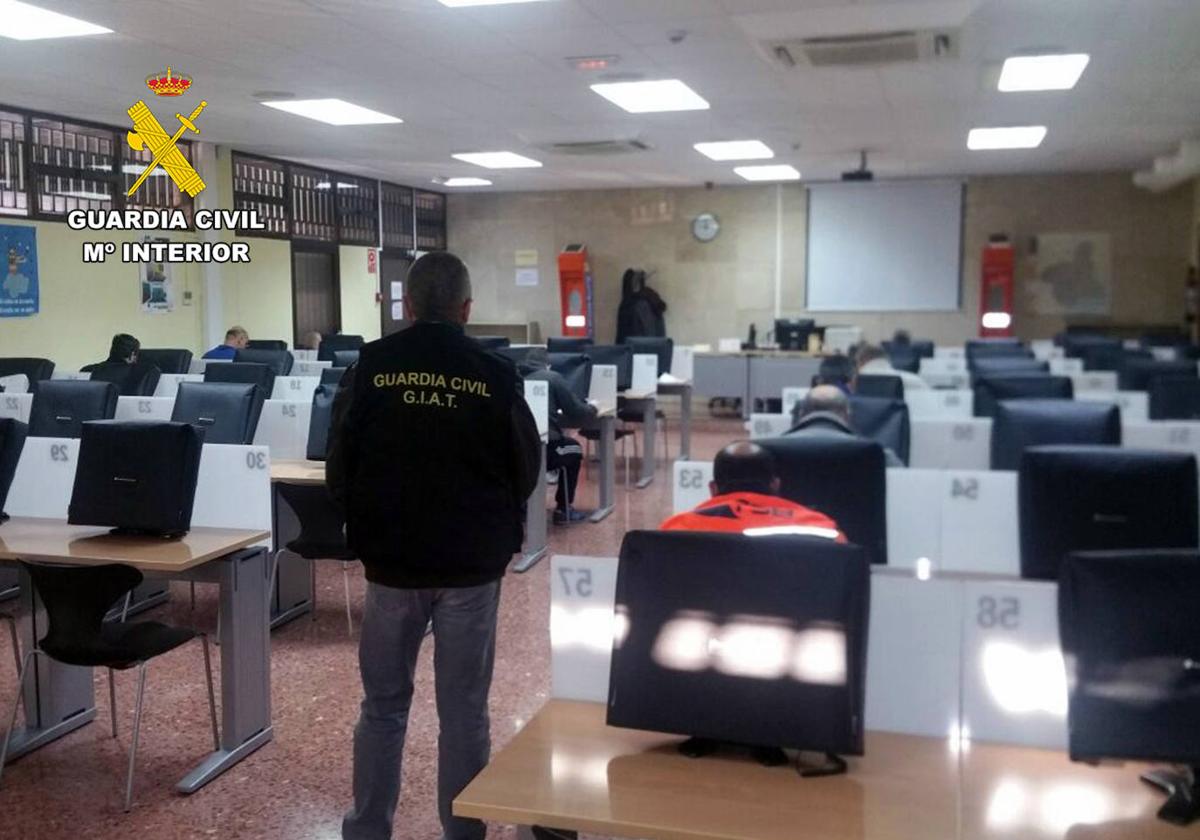 Un agente de la Guardia Civil en un examen teórico de conducir.