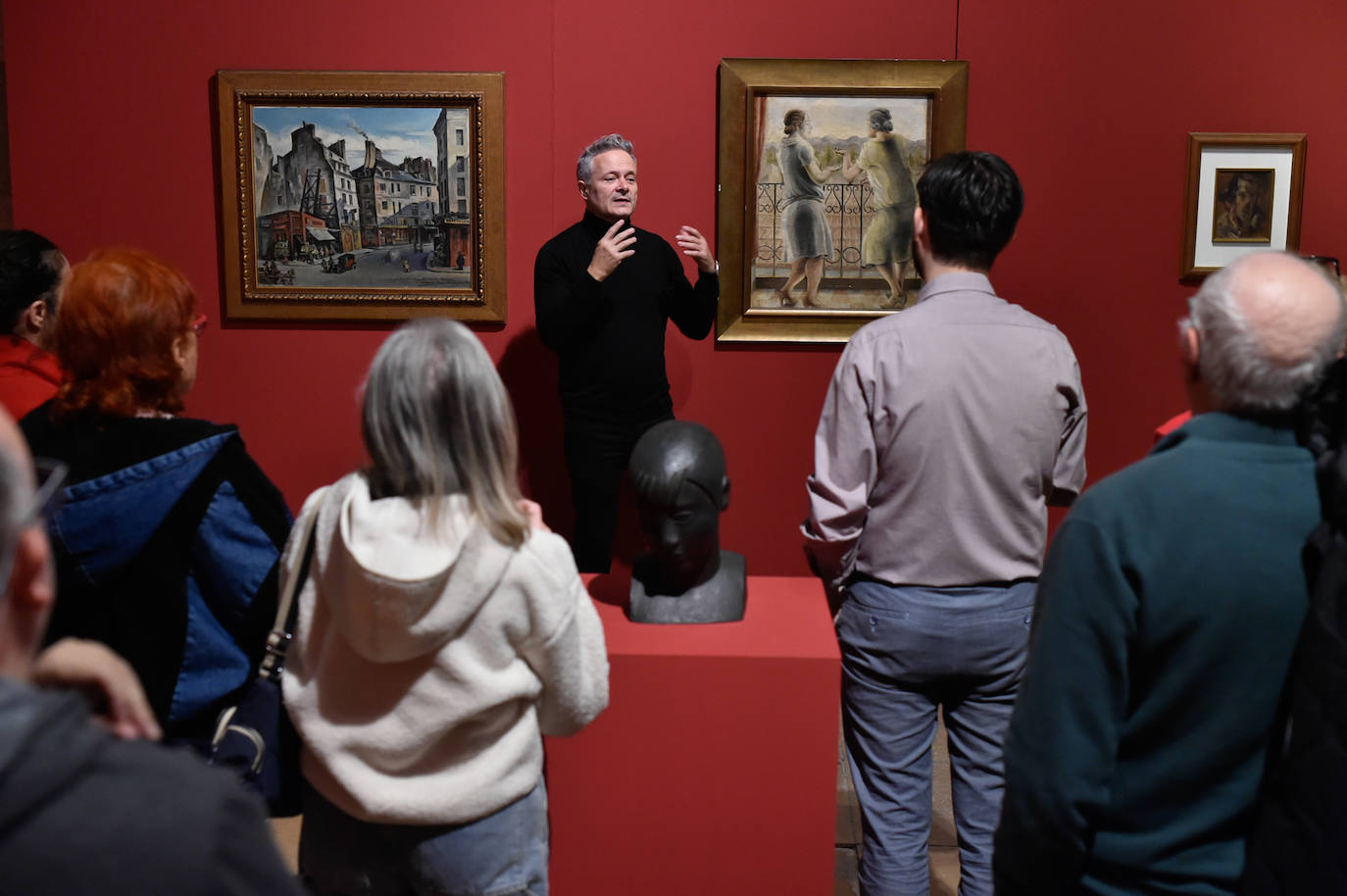 La visita guiada a la exposición del centenario del Suplemento Literario, en imágenes