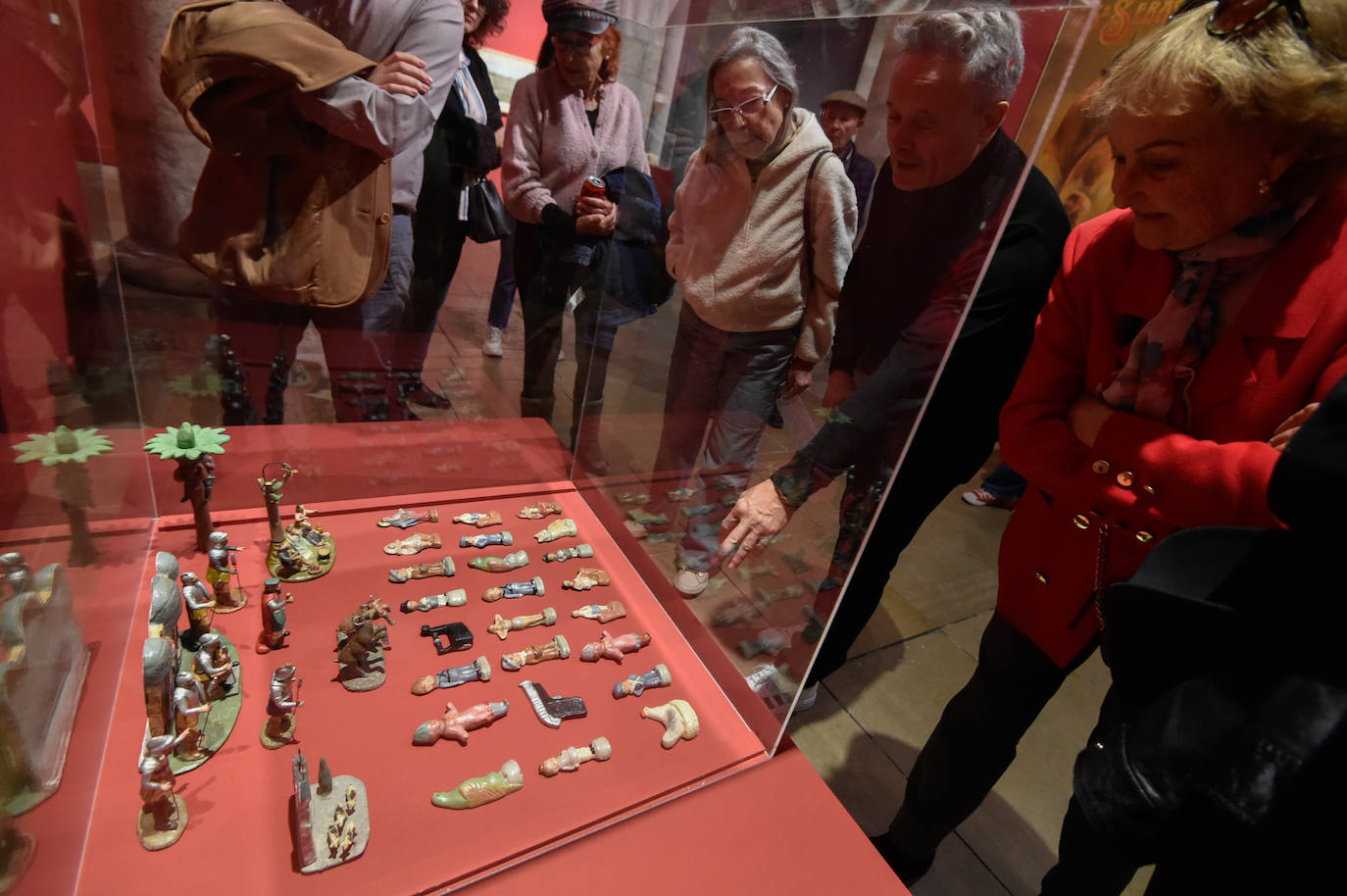 La visita guiada a la exposición del centenario del Suplemento Literario, en imágenes