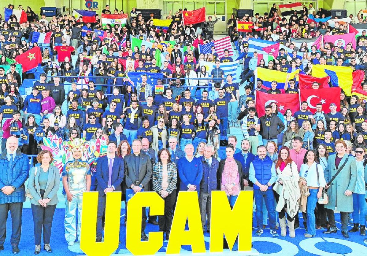 En el estadio Besoccer La Condomina se citaron más de 700 de los estudiantes extranjeros que este año se han incorporado a la UCAM.