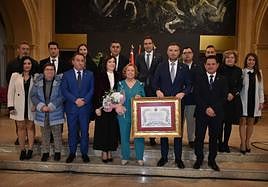 La Corporación Municipal posa con la familia de Mariano García-Esteller al finalizar el acto de entrega del nombramiento de Hijo Predilecto.