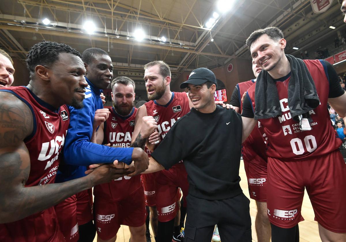 Los jugadores del UCAM CB celebran la victoria ante el Joventut junto a Carlos Alcaraz, que acudió al Palacio a ver el partido.