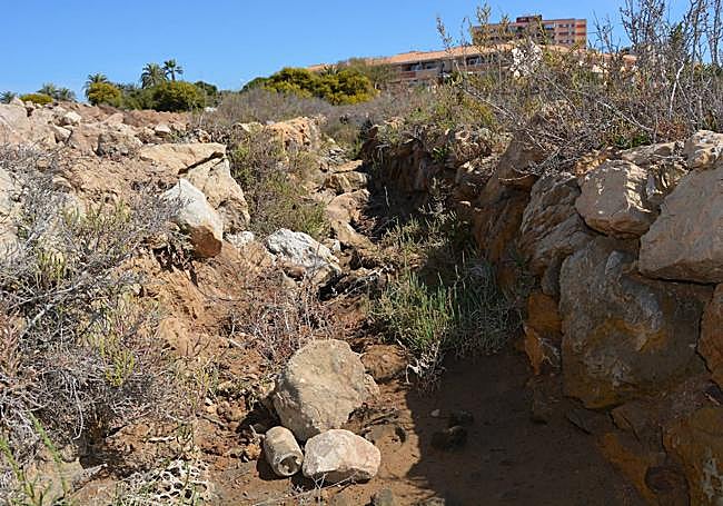 El canal de alimentación de agua, en estado de abandono.