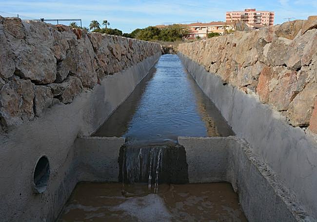 El canal, después de los trabajos de rehabilitación con piedra original.