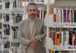 .Juan José Lara, esta semana en la BRMU, desde la que se prestan mil libros en formato físico al día.