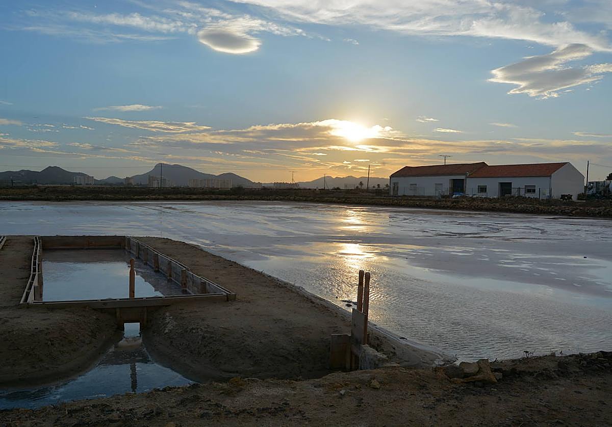 Parte de las Salinas de Marchamalo recuperadas por ANSE, con las naves a la derecha y balsas cristalizadoras en primer plano.